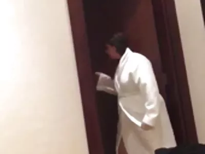 漂亮胖乎乎的黑发妻子与丈夫和自慰玩性游戏