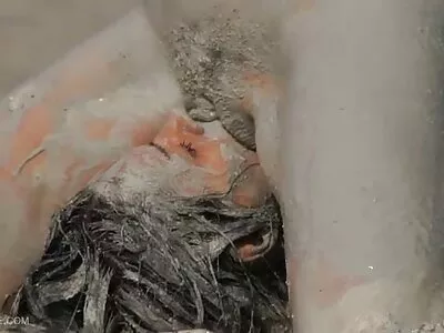 一个黑头发的荡妇抽了一只公鸡