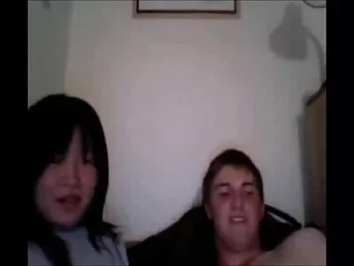 丰满的金发女郎在戏弄她的阴户